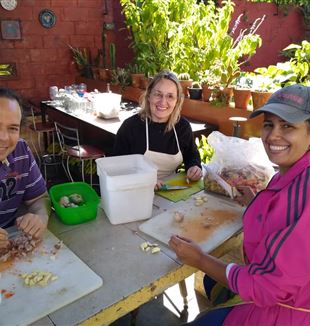 Aimara y algunos amigos ayudando a procesar los alimentos para entregar a los necesitados 