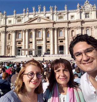 Sabrina, Lila y Francisco durante la audiencia con el Papa