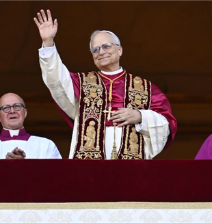 El nuevo Papa, el cardenal Robert Francis Prevost, llamado León XIV, bendice a los fieles en San Pedro, 8 de mayo de 2025 (©Ansa/Vatican Media)