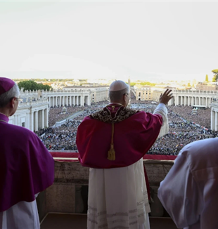 El papa León XIV saluda en la plaza de San Pedro (©Ansa/Vatican Media)