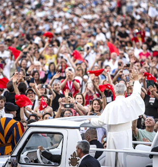 El papa León XIV en la vigilia de Pentecostés durante el Jubileo de los movimientos (©Giovanni Dinatolo/Fraternità CL)