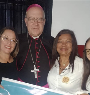 Tres amigas de la comunidad de Mérida con monseñor Alberto Ortega.