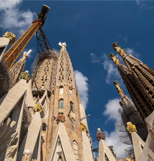 La torre en construcción en la basílica de la Sagrada Familia de Barcelona (©Eric Renom/LaPresse)