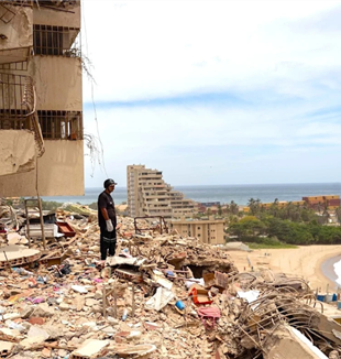 Entre las ruinas de Catia La Mar, Venezuela (©Ansa/EPA/Ronald Pena R)