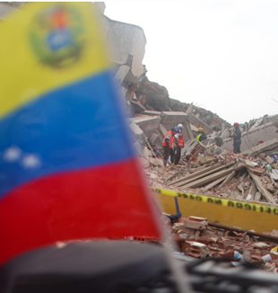 La búsqueda entre los escombros tras el terremoto en Venezuela (©Ansa/Epa/Miguel Gutiérrez)