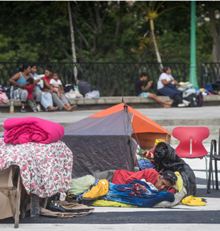 Gente acampada en las calles de Caracas tras el terremoto (©Ansa/Epa/Boris Vergara)