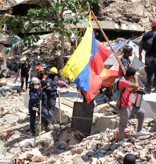 Trabajos de rescate en La Guaira tras el terremoto (©Ansa/EPA/Xaume Olleros)